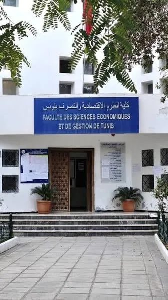 The FSEGT entrance in Tunis: a white building with the faculty’s name on a blue sign above the door